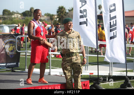 Lance le Cpl. Tiffany Johnson, 22 ans, de Chicago, avec des blessés, des sourires à l'Est du bataillon après avoir reçu la médaille d'argent pour le women's Tour de France de la catégorie open field event concours à l'essais à bord du Marine Corps Camp Pendleton, en Californie, le 11 mars 2014. Le régiment du Corps des Marines blessés blessés permet, malades ou blessées Marines de se concentrer sur leurs capacités et de trouver de nouveaux moyens de se développer. La quatrième édition annuelle de la Marine Corps essais cliniques se dérouleront au Marine Corps Base Camp Pendleton, en Californie, 4-12 mars. Les athlètes seront en compétition de tir à l'arc, randonnée à vélo, tir, natation, athlétisme, terrain, Banque D'Images