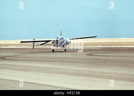 Un pionnier des véhicules téléguidés (RPV) touche le sol sur la piste après un vol pendant l'opération Bouclier du désert. Le Pionnier est affecté à la Marine Corps' 3e Peloton de la peste bovine. RQ-2 Pioneer atterrit sur la piste 1 Banque D'Images