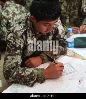 Un soldat avec 4e Brigade, 215e Corps, Armée nationale afghane, de pratiques coordonnées de tracé sur une carte pendant un cours de neutralisation des explosifs à bord d'une base d'opérations avancée Delaram II, l'Afghanistan, le 15 mars 2014. Le cours est conçu pour inculquer tactiques de base, les techniques et les procédures d'implantation, d'éviter et d'élimination des explosifs improvisés. (U.S. Marine Corps photo par le Cpl. Cody Haas/ libéré) les forces de la Coalition leur enseigner des compétences de classe carte ANA soldats en Afghanistan 140320-M-YZ032-995 Banque D'Images