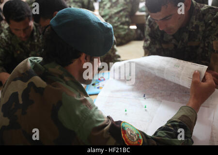 Un soldat avec 4e Brigade, 215e Corps, Armée nationale afghane, d'études un site pendant un cours de neutralisation des explosifs à bord d'une base d'opérations avancée Delaram II, l'Afghanistan, le 15 mars 2014. Le cours est conçu pour inculquer tactiques de base, les techniques et les procédures d'implantation, d'éviter et d'élimination des explosifs improvisés. (U.S. Marine Corps photo par le Cpl. Cody Haas/ libéré) les forces de la Coalition leur enseigner des compétences de classe carte ANA soldats en Afghanistan 140320-M-YZ032-941 Banque D'Images