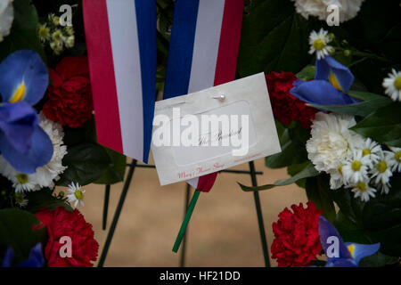 Une couronne de la part du président des États-Unis Barack H. Obama s'affiche avant la cérémonie de dépôt de gerbes en commémoration de la 263rd Anniversaire de la naissance du président James Madison, Montpellier, en Virginie, le 16 mars 2014. Au cours de la cérémonie de la couronne a été placé au pied de l'obélisque, le président James Madison. (U.S. Marine Corps photo par le Cpl. Kathryn K. Bynum/libérés) Commémoration de la 263rd Anniversaire de la naissance du président James Madison 140316-M-S127-005 Banque D'Images