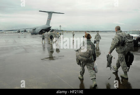 Des soldats et des aviateurs de la Garde nationale de l'Oregon, chimiques, biologiques, radiologiques, nucléaires et à fort rendement explosif (CBRNE) Amélioration de l'ensemble de la Force de réaction (CERFP) marcher vers un C-5 Galaxy en attente, le 26 mars 2014, à mesure qu'ils s'éloignent l'Air National Guard Base Portland, Ore., à l'appui de vigilants Guard-Alaska 2014. Plus de 200 gardes de l'Oregon s'est rendu à Joint-Base Elmendorf-Richardson pendant 10-jours de la formation, de concert avec la Garde nationale d'Hawaï CERFP membres, de prendre part à un scénario de catastrophe conçu d'après le 27 mars 1964, un tremblement de terre en Alaska. (U.S. Photo de la Garde nationale aérienne Banque D'Images