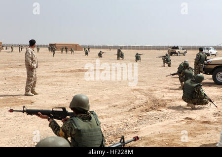 4 soldats avec Carmina, 6e Kandak, 4e Brigade, patrouille de l'Armée nationale afghane, la périphérie d'une base d'opérations avancée simulée au cours de leur dernier exercice de formation pour un programme de formation en matière de sécurité avec l'École de combat du Corps régional Camp Bastion, à bord Sapadalure, le 1er avril 2014. La patrouille est la mission initiale était de repérer les villages environnants pour menaces potentielles et pour avoir une meilleure idée de ce à quoi s'attendre. Les soldats de l'Armée nationale afghane a appris de nouvelles compétences à l'épreuve pendant un exercice d'entraînement final 140331-M-PF875-006 Banque D'Images