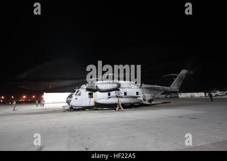 Un CH-53E Super Stallion et son équipage avec Marine 466 Escadron d'hélicoptères lourds, se prépare pour une mission d'entraînement avec les marins de l'Équipe de liaison géorgien et un peloton du 31ème bataillon d'infanterie légère de la Géorgie, le 2 avril 2014. L'offre Super Etalons inséré les soldats géorgiens et des Marines de la LGT au site de formation le soleil était assis juste au-dessus de l'horizon, laissant derrière eux un nuage tourbillonnant de poussière et de roches qu'ils ont décollé. Pour le peloton de soldats géorgiens, c'était leur première fois, la réalisation d'une mission de formation à l'aide d'un hélicoptère. L'USMC (Photo : Sgt. Frances Johnson/libérés) Al Banque D'Images