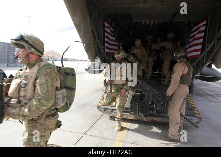 Soldats géorgiens avec le 31e Bataillon d'infanterie légère à décharger d'un CH-53E Super Stallion suite à un exercice d'entraînement dans la province de Helmand, Afghanistan, 2 avril 2014. L'offre Super Etalons inséré les soldats géorgiens et les Marines de l'Équipe de liaison géorgienne à la formation site comme le soleil était assis juste au-dessus de l'horizon, laissant derrière eux un nuage tourbillonnant de poussière et de roches qu'ils ont décollé. Pour le peloton de soldats géorgiens, c'était leur première fois, la réalisation d'une mission de formation à l'aide d'un hélicoptère. L'USMC (Photo : Sgt. Frances Johnson/libéré) le tout dans un travail s28099dayE, HMH-466 transporte t Banque D'Images