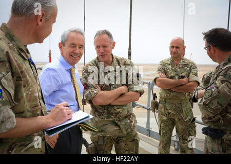 Le colonel de l'armée britannique Lawrence Sid, troisième à partir de la gauche, ingénieur en chef pour le soutien de la Force interarmées (Afghanistan), entretiens avec Sir Richard Stagg, deuxième à gauche, ambassadeur britannique en Afghanistan, au sujet des opérations du haut de rétrograde la tour de contrôle de la circulation aérienne à bord le Camp Bastion, dans la province d'Helmand, en Afghanistan, le 2 avril 2014. Stagg était en réunion avec les chefs militaires afghans et britanniques, et des représentants du gouvernement afghan, dans la province. (Official U.S. Marine Corps photo par Lance Cpl. Darien J. Bjorndal, Marine Expeditionary Brigade Afghanistan/ libéré) Ambassadeur britannique en Afghanistan se réunit avec Helm Banque D'Images