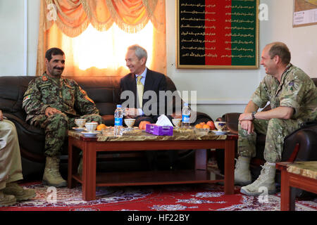 De gauche, l'Armée nationale afghane (ANA), le général Sayed Malook, commandant du 215e Corps canadien, l'Afghanistan, Sir Richard Stagg, Ambassadeur britannique en Afghanistan et Brigue. Robert J. Thomson, sous-commandant du Commandement régional (Sud-ouest) ((RC(SW)), parler de désinvolture dans le bureau du camp à bord Malook Shorabak, province de Helmand, Afghanistan, 2 avril 2014. Stagg était en réunion avec les chefs militaires afghans et britanniques, et des représentants du gouvernement afghan, dans la province. (Official U.S. Marine Corps photo par Lance Cpl. Darien J. Bjorndal, Marine Expeditionary Brigade Afghanistan/ libéré) Ambassadeur britannique à Af Banque D'Images