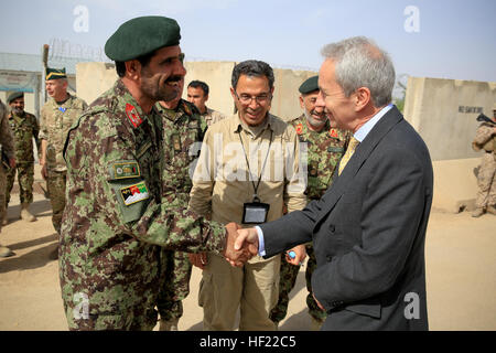 L'ambassadeur britannique en Afghanistan, Sir Richard Stagg, et l'Armée nationale afghane (ANA), le général Sayed Malook, commandant du 215e Corps canadien, l'Afghanistan se serrer la main à bord Camp Shorabak, province de Helmand, Afghanistan, 2 avril 2014. Stagg était au départ après sa rencontre avec le Royaume-Uni et les chefs militaires afghans, et des représentants du gouvernement afghan, dans la province. (Official U.S. Marine Corps photo par Lance Cpl. Darien J. Bjorndal, Marine Expeditionary Brigade Afghanistan/ publié) (une partie de cette image a été obscurci pour maintenir la sécurité opérationnelle.) Ambassadeur britannique en Afghanistan se réunit avec d'Helmand Banque D'Images