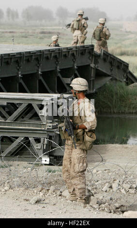 Marines avec le 1er peloton, Compagnie Bravo, bataillon de l'équipe d'atterrissage 1er Bataillon, 6e Régiment de Marines, 24e Marine Expeditionary Unit, Force internationale d'assistance à la sécurité, traverser un pont lors d'une patrouille dans la province d'Helmand, en Afghanistan. Les Marines ont vu un changement radical par rapport à la première fois qu'ils se sont battus dans l'ancien bastion des talibans. Au cours des semaines, les Marines ont commencé à encourager les efforts de reconstruction et de continuer à patrouiller dans les rues comme une démonstration de force. La province d'Helmand DVIDS104242 Banque D'Images