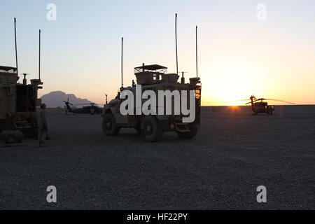 Un Mine-Resistant Ambush-Protected véhicule tire vers l'avant dans le dernier convoi de la Force de sécurité des membres de l'équipe de l'équipe de conseiller d'assistance 4-215 sur la base d'opération avancée Delaram II pour la dernière fois, le 8 avril 2014. Les Marines et les marins de SFAAT 4-215 n'ont cessé de conseillé et soutenu les soldats de l'ANA dans les domaines de l'intelligence, surveillance et reconnaissance, d'appui et d'évacuation, les regarder grandir dans la confiance et la capacité de se tenir sur leurs propres. Bien que demeurent les conseillers au niveau des sièges dans la province d'Helmand afin de les conseiller et de les aider au besoin, les Banque D'Images