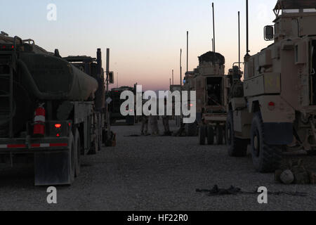 Les membres de l'équipe de l'équipe de conseiller de l'aide de la Force de sécurité stand 4-215 par leurs véhicules prêts à quitter la base d'opération avancée Delaram II pour la dernière fois, le 8 avril 2014. Les Marines et les marins de SFAAT 4-215 n'ont cessé de conseillé et soutenu les soldats de l'ANA dans les domaines de l'intelligence, surveillance et reconnaissance, d'appui et d'évacuation, les regarder grandir dans la confiance et la capacité de se tenir sur leurs propres. Bien que demeurent les conseillers au niveau des sièges dans la province d'Helmand afin de les conseiller et de les aider au besoin, le transfert signifie que la 4e Brigade est prête pour l'exploitation d'indep Banque D'Images