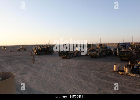 Les véhicules avec 7 bataillon logistique de combat sont chargées avec la dernière Force de sécurité de l'équipe de conseiller de l'aide de matériel de 4-215Base avancée Delaram II pour le retourner au camp Sapadalure, Afghanistan, 8 avril 2014. Les Marines et les marins de BEC7 retrograding ont contribué à plus de 302 000 livres d'équipement et les fournitures et le dernier de la Marine et des marins de SFAAT 4-215 de retour au camp de FOB Sapadalure Delaram II dans la province de Nimroz. Bataillon de logistique de combat 7 est arrivé à la BOA Delaram II le matin du 7 avril et a commencé à charger toutes les marchandises, y compris generator Banque D'Images