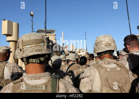 Bataillon de logistique de combat des marines avec 7 écouter un convoi bref avant qu'ils ne retour en arrière avec les dernières fournitures, l'équipement et les membres de l'équipe de l'équipe de conseiller de l'aide de la Force de sécurité de 4-215 Base avancée Delaram II, la province de Nimroz, l'Afghanistan, le 8 avril 2014. Les Marines et les marins de BEC7 retrograding ont contribué à plus de 302 000 livres d'équipement et les fournitures et le dernier de la Marine et des marins de SFAAT 4-215 de retour au camp de FOB Sapadalure Delaram II. Bataillon de logistique de combat 7 est arrivé à la BOA Delaram II le matin du 7 avril et a commencé le chargement de tous les Banque D'Images