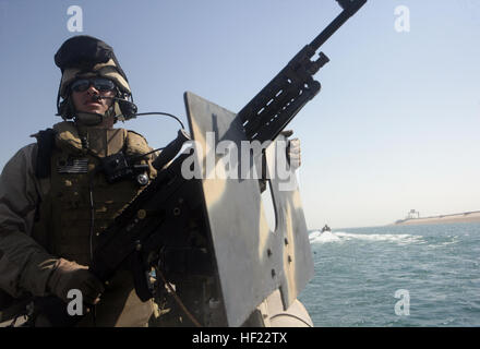 080705-M-1391M-001 HADITHA, Iraq (5 juillet 2008) GunnerÕs Mate Seaman Jose Caro, affecté à l'Escadron fluviales (RIVRON ) 3 montres, l'eau ouverte au cours d'une patrouille de sécurité dans le lac Quadsiyah près de Haditha, de l'Iraq. RIVRON-3 patrouille l'Eau Zone pour aider à assurer la sûreté et la sécurité dans la province d'Anbar, Al. U.S. Marine Corps photo par le Cpl. Seth Maggard (libéré) US Navy 080705-M-1391M-001 Gunner's Mate Seaman Jose Caro, affecté à l'Escadron fluviales (RIVRON ) 3 montres, l'eau ouverte au cours d'une patrouille de sécurité Banque D'Images