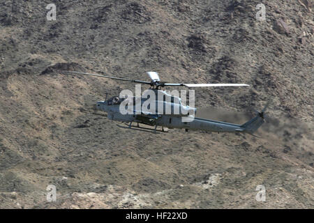 Un Corps des Marines des États-Unis hélicoptère AH-1Z Viper participe à l'appui aérien rapproché d'entraînement le 10 avril 2014, au cours d'armes et tactiques Instructor 2-14 à Yuma (Arizona) Les armes et les tactiques Instructor, hébergé par Marine Aviation armes et tactiques (Escadron) MAWTS 1, est conçu pour enseigner les six fonctions de l'aviation du Corps des Marines, tout en offrant l'expérience la plus proche de la stratégie, de la tactique de combat réel et l'exécution. (U.S. Marine Corps photo par Lance Cpl. Eryn Rudolph/libérés) un Corps des Marines américains AH-1Z hélicoptère Viper participe à l'appui aérien rapproché de l'exercice de formation Ap Banque D'Images