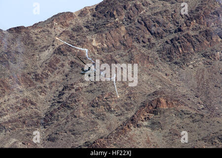 Un Corps des Marines des États-Unis hélicoptère AH-1Z Viper participe à l'appui aérien rapproché d'entraînement le 10 avril 2014, au cours d'armes et tactiques Instructor 2-14 à Yuma (Arizona) Les armes et les tactiques Instructor, hébergé par Marine Aviation armes et tactiques (Escadron) MAWTS 1, est conçu pour enseigner les six fonctions de l'aviation du Corps des Marines, tout en offrant l'expérience la plus proche de la stratégie, de la tactique de combat réel et l'exécution. (U.S. Marine Corps photo par Lance Cpl. Eryn Rudolph/libérés) un Corps des Marines américains AH-1Z hélicoptère Viper participe à l'appui aérien rapproché de l'exercice de formation Ap Banque D'Images