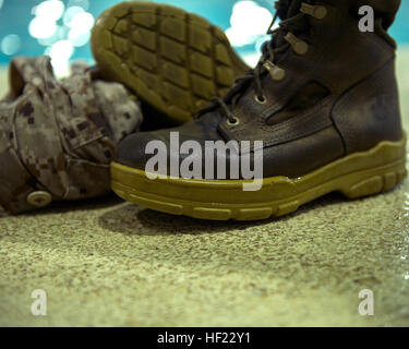 Corps des Marines des États-Unis Le Cpl. Kathryn Bynum se trouve à l'extérieur la piscine à côté de son uniforme trempé dans l'eau pendant la Qualification avancée Cours de natation à ramer Hall, Marine Corps Base Quantico, en Virginie, le 11 avril, 2014. Bynum qualifiés à partir de ce cours comme un nageur du Corps des Marines des États-Unis. (U.S. Marine Corps photo par Lance Cpl. Ian M. Bush/libéré) Advanced Qualification Natation 140411-M-TF630-097 Banque D'Images