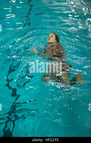 Le Cpl. Kathryn Bynum avec Marine Corps Base Quantico Caméra de combat, exécute un "stroke" pendant la partie de l'essai de qualification avancée Cours de natation à ramer Hall, Quantico, en Virginie, le 11 avril 2014. La Qualification avancée nager était composé de plusieurs objectifs acharnés sur une période d'une semaine. (U.S. Marine Corps photo par le Cpl. Christina O'Neil/libérés) Advanced Qualification Natation 140411-M-ML300-762 Banque D'Images