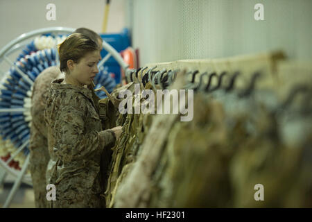 Le Cpl. Kathryn Bynum avec Marine Corps Base Quantico Caméra de combat, récupère un pack pour la prochaine partie de l'essai le cours de Qualification avancée nager à ramer Hall, Quantico, en Virginie, le 11 avril 2014. La Qualification avancée nager était composé de plusieurs objectifs acharnés sur une période d'une semaine. (U.S. Marine Corps photo par le Cpl. Christina O'Neil/libérés) Advanced Qualification Natation 140411-M-ML300-792 Banque D'Images