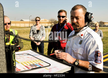 État de l'Illinois CORIM 3 Michael Bachman, un pompier avec le 182e Escadron de génie civil, exécute la commande d'incident centre au cours d'une grand nombre de victimes dans la région de Peoria, Illinois) de l'exercice, le 12 avril, 2014. L'Illinois un Air National Guard C-130 Hercules a été utilisé pour imiter un écrasement d'avion avec 50 blessés sur un Général Wayne A. Downing, piste de l'Aéroport International de Peoria. L'aéroport a accueilli la tri-annuel de l'exercice pour tester ses protocoles d'urgence. Plusieurs organismes d'intervention d'urgence, y compris le 182e Escadron de génie civile service d'incendie, a aussi participé à l'exercice de pratiquer leurs procédures un Banque D'Images