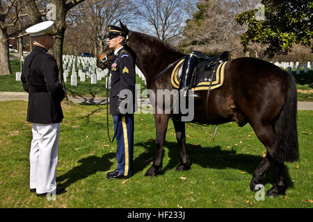 Le Commandant de la Marine Corps (CMC), le général James F. Amos, gauche, parle avec un sergent dans l'Armée avec la garde d'honneur de l'armée au cours d'un service commémoratif en l'honneur de la 30e CMC, a pris sa retraite le général Carl E. Mundy Jr., au Marine Corps War Memorial à Arlington, en Virginie, le 12 avril 2014. Mundy a servi comme commandant de 1991-1995. (U.S. Marine Corps photo par le Sgt. Mallory S. VanderSchans/libéré) Le général Carl E. Mundy Jr., Cérémonie commémorative 140412-M-LU710-032 Banque D'Images