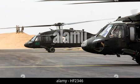 L'ARMÉE AMÉRICAINE UH-60 Black Hawk de la Compagnie A, 3e bataillon du 238e bataillon de l'aviation d'appui général, 42e Brigade d'aviation de combat, se préparer pour le décollage avec des aéronefs exploités par les forces terrestres de l'Arabie Royal 1er Bataillon, 3e Groupe d'Aviation pour une agression de l'air au cours de l'effort de l'amitié et fer à repasser Hawk 14 le 12 avril 2014, près de Tabuk, Arabie saoudite. Fer à Repasser Hawk et l'amitié 14 Les forces de l'armée américaine participent à partir de la 42e CAB, New York, la Garde nationale et la 2e Brigade Combat Team, 4e Division d'infanterie, et la masse de l'Arabie Saoudite et les forces de l'aviation. Plus de semaines de pratique les deux armées l'accent o Banque D'Images