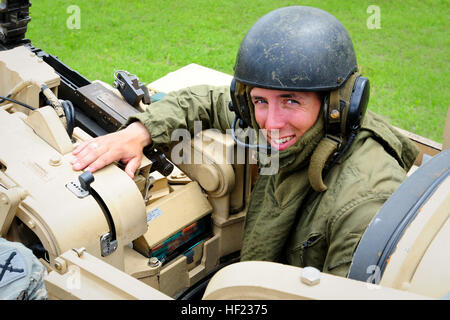 1er lieutenant de l'ARMÉE AMÉRICAINE Mark Bible, M1, commandant la Compagnie Charlie, 1-118ème Bataillon interarmes, Caroline du Sud, la Garde nationale se prépare à effectuer des exercices de tir au canon sur les plages de Fort Stewart, Ga., Avril 14, 2014, dans le cadre de leur entraînement annuel. La formation annuelle de la compagnie C a commencé avec les membres d'équipage fielding 14 nouveaux M1A1SA chars de combat Abrams où il a reçu des cours et des formations sur le terrain pour le nouveau matériel. La formation annuelle de la compagnie C a conclu avec les soldats loading plusieurs de leurs M1s de l'US Air Force sur les avions de transport C-17 pour le transport à McEntire Joint Banque D'Images