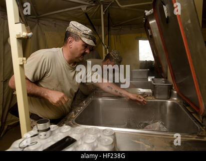 Le s.. Robert Grimaldi et la FPC. Brandon Taylor, les deux cuisiniers avec le 642e Bataillon de soutien à l'Aviation, 42e Brigade d'aviation de combat (cabine), préparer le petit déjeuner pour les soldats de la cabine d'une cuisine de campagne fournis par la Royal Saudi Forces terrestres pendant 14 Hawk en fer, à 5 heures du matin le 15 avril 2014, près de Tabuk, Arabie saoudite. Les cuisiniers a fourni des repas chauds pour les soldats de la cabine 42e au cours du fer et de l'amitié 14 Hawk, un exercice conjoint entre les forces de l'Armée américaine à partir de la 42e CAB, New York, la Garde nationale et la 2e Brigade Combat Team, 4e Division d'infanterie, et la masse de l'Arabie saoudite et de l'aviation f Banque D'Images