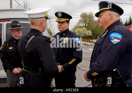 Le 35e commandant de la Marine Corps (CMC), le général James F. Amos, gauche, accueille un service de police de Waynesville membres avant le service funèbre pour l'ancien général à la retraite, CMC Carl E. Mundy, Jr., à la première église méthodiste de Waynesville, NC, le 19 avril 2014. (U.S. Marine Corps photo par le Sgt. Mallory S. VanderSchans/libérés) Obsèques du retraité. Marine Corps Gen Carl E. Mundy, Jr. 140419-M-LU710-006 Banque D'Images