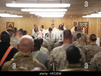 L'archevêque Timothy P. Broglio, qui dirige l'Archidiocèse catholique romain pour les services militaires, effectue la veille de Pâques à bord de masse Sapadalure le camp, dans la province d'Helmand, en Afghanistan, le 19 avril 2014. Sapadalure le camp offre une grande variété de services religieux de diverses confessions pour servir ses membres. (U.S. Marine Corps photo par le Cpl. Josué les jeunes) les membres de célébrer la Semaine Sainte en Afghanistan 140419-M-PF875-012 Banque D'Images