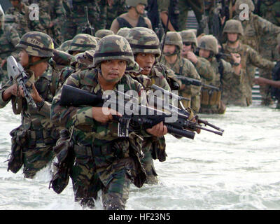 Malaysian Army Rangers et les Marines affectés à Combat Assault Co., 3e Régiment de Marines, Wade à terre de débarquement 1634 Unité lors d'une préparation et de formation à flot de coopération 2008 Exercice d'assaut amphibie. CARAT est une série annuelle d'exercices de formation maritimes bilatéraux impliquant les États-Unis et plusieurs nations de l'Asie du Sud est conçu pour créer des liens et améliorer l'état de préparation opérationnelle. Flickr - DVIDSHUB - Rangers de Malaisie et les Marines viennent à terre au cours de la formation Banque D'Images