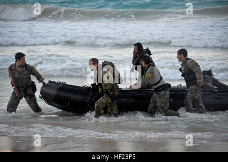 California Air National Guard pararescuemen, affecté à la 131e Escadron de sauvetage conduite sur la plage zone de déferlement de la paix, zone d'entraînement du Corps des Marines des soufflets, Kailua, Hawaii, le 24 avril 2014. L'unité est en ce moment à Hawaï l'accent formation opérationnelle de sauvetage en prévision d'un déploiement. (U.S. Photo de la Garde nationale aérienne par le sergent. Kim E. Ramirez) de débarquement sur la plage 140428-Z-IG805-117 Banque D'Images