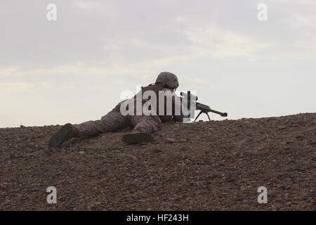 Le sergent Thomas Z. Spitzer, professionnellement chargé tireur, Sniper Scout Peloton, 1er Bataillon, 7e Régiment de Marines, fournit la sécurité lors d'une mission dans la province de Helmand, Afghanistan, le 10 juin 2014. Spitzer, a 23 ans, originaire de Brooklyn, Michigan, a été tué alors qu'il effectuait des opérations de combat, le 25 juin 2014. Peloton de Sniper Scout pleure la perte d'un frère 140707-M-OM885-568 Banque D'Images