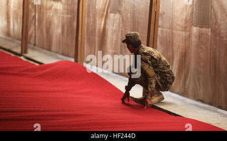 Un soldat de l'Armée nationale afghane avec le 215e Corps canadien établit des tapis pour une mosquée à bord, l'Afghanistan, le Camp de Shorabak 1er mai 2014. Corps des marines avec les surplus de matériaux doués de l'École de combat du Camp Sapadalure pour les soldats de l'ANA pour les aider à terminer la reconstruction d'une mosquée qui a été détruit lors d'une tempête de février. (U.S. Marine Corps photo par le Cpl. Cody Haas/ libéré) soldats de l'ANA à reconstruire avec des matériaux de la mosquée de Marines avec l'École de combat du Corps régional 140503-M-YZ032-077 Banque D'Images