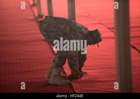 Un soldat de l'Armée nationale afghane avec le 215e Corps canadien s'ajuste autour de tapis une poutre en bois pour une mosquée à bord, l'Afghanistan, le Camp de Shorabak 1er mai 2014. Corps des marines avec les surplus de matériaux doués de l'École de combat du Camp Sapadalure pour les soldats de l'ANA pour les aider à terminer la reconstruction d'une mosquée qui a été détruit lors d'une tempête de février. (U.S. Marine Corps photo par le Cpl. Cody Haas/ libéré) soldats de l'ANA à reconstruire avec des matériaux de la mosquée de Marines avec l'École de combat du Corps régional 140503-M-YZ032-996 Banque D'Images