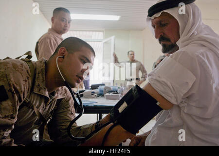 080723-M-0252M-015 AKASHAT, l'Iraq (23 juillet 2008) Hospital Corpsman 2e classe Reyes Camacho, affecté à l'Escadron de soutien de l'aile Marine (MWSS) 172, vérifie la pression artérielle d'un patient dans la zone de triage d'une clinique à l'Akashat. Marines affectés à la 2e Bataillon de reconnaissance blindé léger , MWSS-172, et l'Escadron d'attaque légère Marine (HMLA) 167 travaillent aux côtés du personnel iraquien pour dispenser des soins de santé pour les citoyens d'Akashat. U.S. Marine Corps photo par Lance Cpl. Derek Meitzer (libéré) US Navy 080723-M-0252M-015 Hospital Corpsman 2e classe Reyes Camacho, attribué Banque D'Images