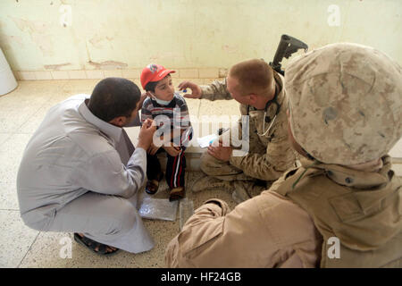 080723-M-0252M-072 AKASHAT, l'Iraq (23 juillet 2008) Hospital Corpsman 2e classe Matthew C. Blose, affecté à la 2e Lumière, Blindés de reconnaissance (2e LAR), prend un Irakien température du garçon dans une clinique de Akashat. LAR, 2e Escadron de soutien de l'aile Marine (MWSS) 172, et l'Escadron d'attaque légère Marine 167 (HMLA) 167 travaillent aux côtés du personnel iraquien pour dispenser des soins de santé pour les citoyens d'Akashat. (U.S. Marine Corps photo par Lance Cpl. Derek/Meitzer) Parution US Navy 080723-M-0252M-072 Hospital Corpsman 2e classe Matthew C. Blose prend un Irakien température du garçon dans une clinique de Akashat Banque D'Images