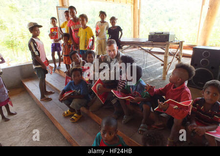 1er lieutenant de l'armée américaine Sawyer Dane, centre, officier des affaires civiles avec 351Commande des affaires civiles, 405e Bataillon des affaires civiles, joue avec les enfants de la tribu Aeta local pendant les "Bayanihan" dans le cadre de l'exercice Balikatan 2014, près de Fort Ramon Magsaysay, Palayan City, Philippines, le 8 mai. Bayanihan, signifiant "esprit communautaire" en philippin, est composé d'aliments et les festivités prévues par la Nueva Ecija Cardinaux Lion's Club à l'Aeta locales avec l'appui des familles de soldats de l'armée des États-Unis et des Philippines. L'exercice est un exercice d'entraînement bilatéral annuel entre les Philippines et américaines conception Banque D'Images