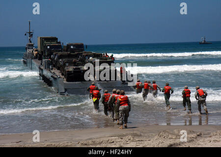 080724-M-5751H-001 Camp Pendleton, en Californie (24 juillet 2008) pour préparer les soldats de l'armée hors charge le pont-jetée flottante pour la logistique interarmées (JLOTS) à la plage rouge de Camp Pendleton. JLOTS est une opération militaire américaine visant à la préparation de débarquements d'assaut amphibie. C'est le premier événement JLOTS de Camp Pendleton depuis 2002. (U.S. Marine Corps photo de 1ère classe privée Jeremy Harris/libérés) US Navy 080724-M-5751H-001 à préparer les soldats de l'armée hors charge flottante pour la chaussée logistique interarmées de la rive (JLOTS) à la plage rouge de Camp Pendleton Banque D'Images