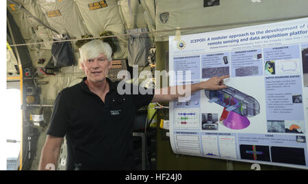 Nick Frearson, une scientifique de l'université de Columbia, permet aux touristes d'une garde nationale aérienne de New York's skis LC-130 Hercules un aperçu de la National Science Foundation à Icepod Joint Base Andrews, dans le Maryland, le 8 mai 2014. Le pod permettra à la Garde côtière pour collecter des données de recherche bien qu'il effectue des vols d'approvisionnement et de transport tout au long de l'Antarctique. (U.S. Photo de la Garde nationale aérienne Aviateur Senior John Hillier/libérés) 109e Airlift Wing présente de l'examiner de près l'appui de la Garde nationale aérienne d'entre nous les efforts de recherche du programme antarctique 140508-Z-ZJ131-014 Banque D'Images