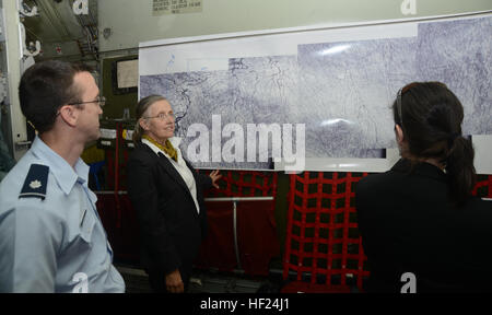 Le Dr Robin Bell, une scientifique de l'université de Columbia, permet aux touristes d'une garde nationale aérienne de New York's skis LC-130 Hercules un aperçu de la National Science Foundation's Icepod. Le pod permettra à la Garde côtière pour collecter des données de recherche bien qu'il effectue des vols d'approvisionnement et de transport tout au long de l'Antarctique. (U.S. Photo de la Garde nationale aérienne Aviateur Senior John Hillier/libérés) 109e Airlift Wing présente de l'examiner de près l'appui de la Garde nationale aérienne d'entre nous les efforts de recherche du programme antarctique 140508-Z-ZJ131-016 Banque D'Images