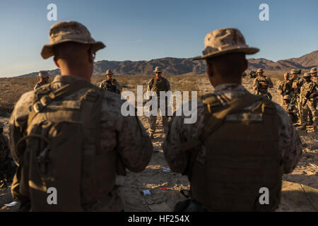 Alpha Company, 1st Light Armored reconnaissance Battalion mène un mémoire de confirmation pendant l'exercice Desert Scimitar au MCAGCC Twentynine Palms, Californie, pour tester les capacités de commandement et de contrôle. Banque D'Images