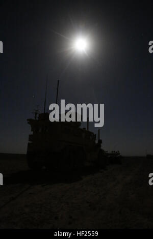 Marines avec des armes Company, 1er Bataillon, 7e Régiment de Marines, assurer la sécurité de Mine-Resistant Ambush-Protected véhicules tout au long de la nuit lors d'une mission dans la province de Helmand, Afghanistan, le 12 mai 2014. La société perturbée des combattants taliban pour aider à la rétrogradation à l'Sturga II, une base britannique au nord-est de Lashkar Gah. Le bataillon a réalisé des dizaines de missions depuis qu'ils ont assumé leur combat le 15 mars, mais c'était leur première mission de combat avec des insurgés depuis leur arrivée au pays. 1-7 Marines soutenir les forces britanniques au cours de chiffre d'affaires de Sterga II 140512-M-OM885-37 Banque D'Images