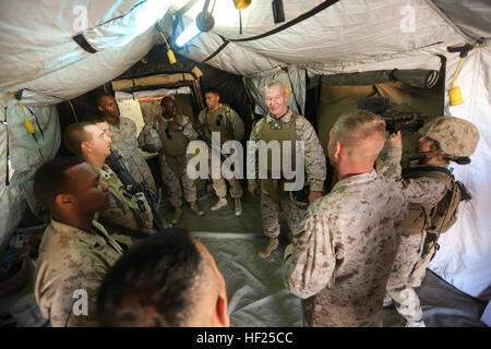 Le 1st Marine Expeditionary Force Command visite la base opérationnelle avancée du 1st Marine Logistics Group lors de l'exercice Desert Scimitar 2014 au Marine corps Air Ground combat Center, Twentynine Palms, fournissant un soutien logistique de combat à la 1st Marine Division. Banque D'Images