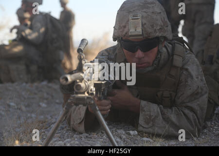 Circuit du Corps des Marines des États-Unis. Grant Olson, un carabinier avec 1e peloton de la compagnie de Golf, 2e Bataillon, 7e Régiment de Marines, fournit la sécurité à un objectif au cours de l'air marin à bord du désert Cimeterre Centre des combats au sol. Twenetynine Palms, Californie, le 16 mai 2014. Cimeterre désert 1 Division de marines permet de tester et d'améliorer ses capacités de commandement et de contrôle en agissant comme l'élément de quartier général pour une Marine Expeditionary Force déployée. En même temps, il propose des unités participantes l'occasion d'accueil leur guerre conventionnelle aptitudes au combat. (U.S. Marine Corps photo par Lance Cpl. Brandon Ma Banque D'Images