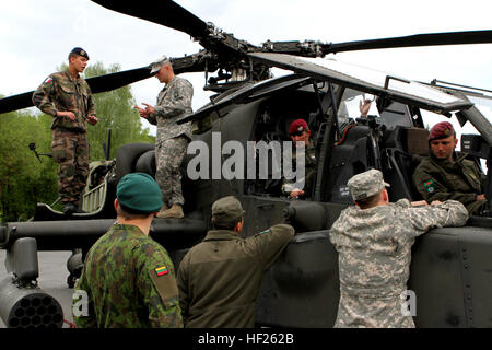 Les soldats du 3e bataillon du 158e Régiment d'aviation, parler sur les capacités de l'AH-64 Apache avec l'anglais, lituanien et les soldats autrichiens à Hohenfels base de l'armée au cours d'une journée de présentation des fonctionnalités avant le début de la résolution II. Secrétaire de l'armée John M. McHugh a porté sur la mise en œuvre de l'Europe de l'Armée américaine à l'échelle régionale du concept des forces alignées tout en observant les soldats et les partenaires de l'OTAN et de l'exercice combiné à résoudre II. Orientation Apache 140517-A-SJ786-036 Banque D'Images