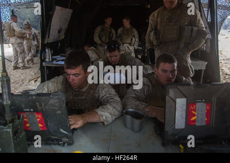 Les Marines américains avec la Sierra Batterie, 5e Bataillon, 11e Régiment de Marines les coordonnées du relais à télécharger dans le M982 Excalibur de la Fire Directions Centre au cours de l'exercice DESERT SCIMITAR 2014 à bord du Marine Corps Air Ground Combat Center Twentynine Palms, Californie, le 18 mai 2014. Cimeterre DU DÉSERT 2014 1 Division de marines est un lieu d'exercice pour tester et affiner ses capacités de commandement et de contrôle en agissant comme le quartier général d'une Marine Expeditionary Force déployées à l'avant des unités offrant simultanément à l'occasion de parfaire leurs techniques de combat guerre conventionnelle. (U.S. Marine Corps phot Banque D'Images