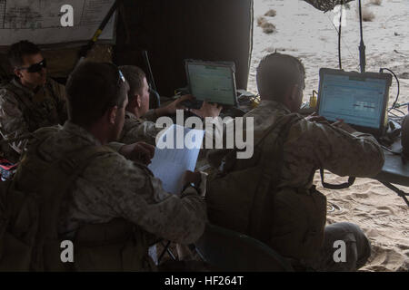 Les Marines américains avec la Sierra Batterie, 5e Bataillon, 11e Régiment de Marines les coordonnées du relais à télécharger dans le M982 Excalibur de la Fire Directions Centre au cours de l'exercice DESERT SCIMITAR 2014 à bord du Marine Corps Air Ground Combat Center Twentynine Palms, Californie, le 18 mai 2014. Cimeterre DU DÉSERT 2014 1 Division de marines est un lieu d'exercice pour tester et affiner ses capacités de commandement et de contrôle en agissant comme le quartier général d'une Marine Expeditionary Force déployées à l'avant des unités offrant simultanément à l'occasion de parfaire leurs techniques de combat guerre conventionnelle. (U.S. Marine Corps phot Banque D'Images