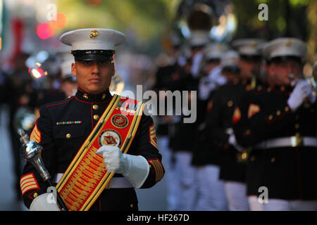 NEW YORK -- Le sergent d'artillerie. Victor Miranda, 2ème bande Marine Aircraft Wing tambour-major et un natif de New York, des marches la bande jusqu'au cours de l'assemblée annuelle de la 5e avenue Columbus Day Parade, ici, le 11 octobre. Les organisateurs de la parade de plus de 100 bandes estimée, les flotteurs et les contingents ont défilé à la parade annuelle et près d'un million de spectateurs ont assisté à la procession. Marine Corps officiel (photo par le Sgt. Randall A. Clinton / RELÂCHÉ) 2ème bande Marine Aircraft Wing Banque D'Images