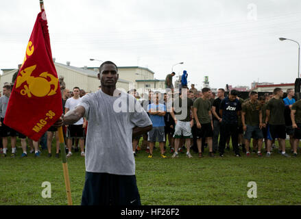 Les Marines of Marine Wing support Squadron 172 tiennent le drapeau de guidage pour une compétition d'escouade avec l'escadron 1 du quartier général de l'escadre des Marines au Camp Foster, le 23 mai 2014, pour promouvoir la condition physique, la camaraderie de l'unité et le moral. Banque D'Images